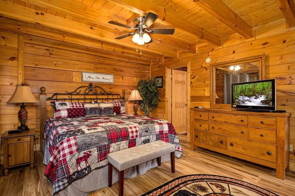 MooseBehaving - Two Bedroom Cabin Hotel in Pigeon Forge