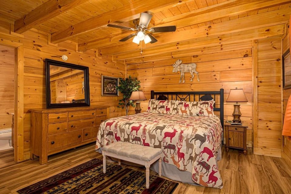 MooseBehaving - Two Bedroom Cabin Hotel in Pigeon Forge