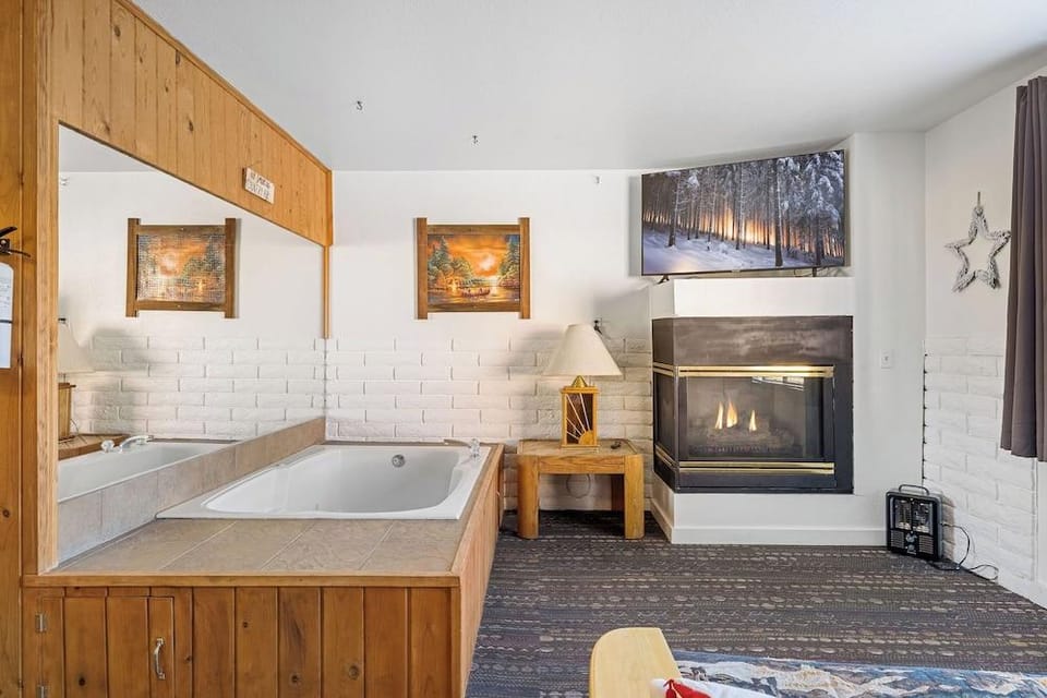 SoCal Vacations - Village Inn Hotel in Big Bear