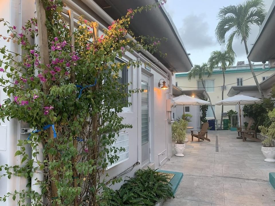Tiana Beach Inn Hotel in Hollywood Beach