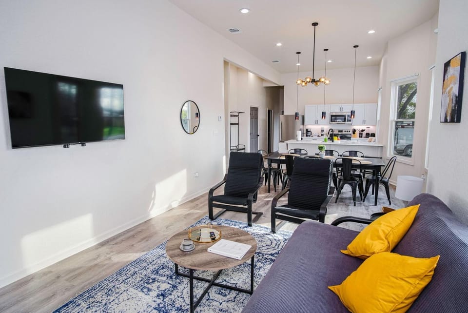 Magnificent 4Br Near Famous Riverwalk and Downtown Hotel in San Antonio