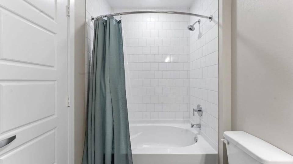 Modern 2Br King Bed Suite Fast Wifi 8 Min to DT Hotel in Montopolis