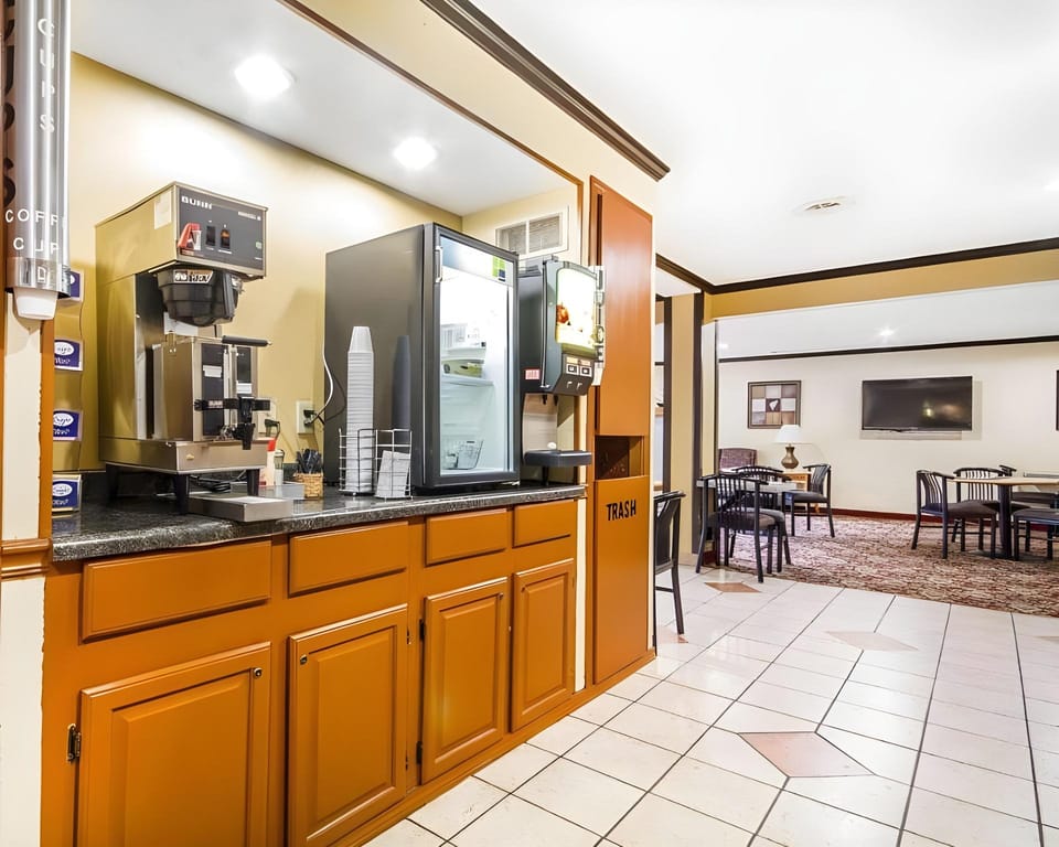 Rodeway Inn & Suites East Hotel in Viavant-Venetian Isles