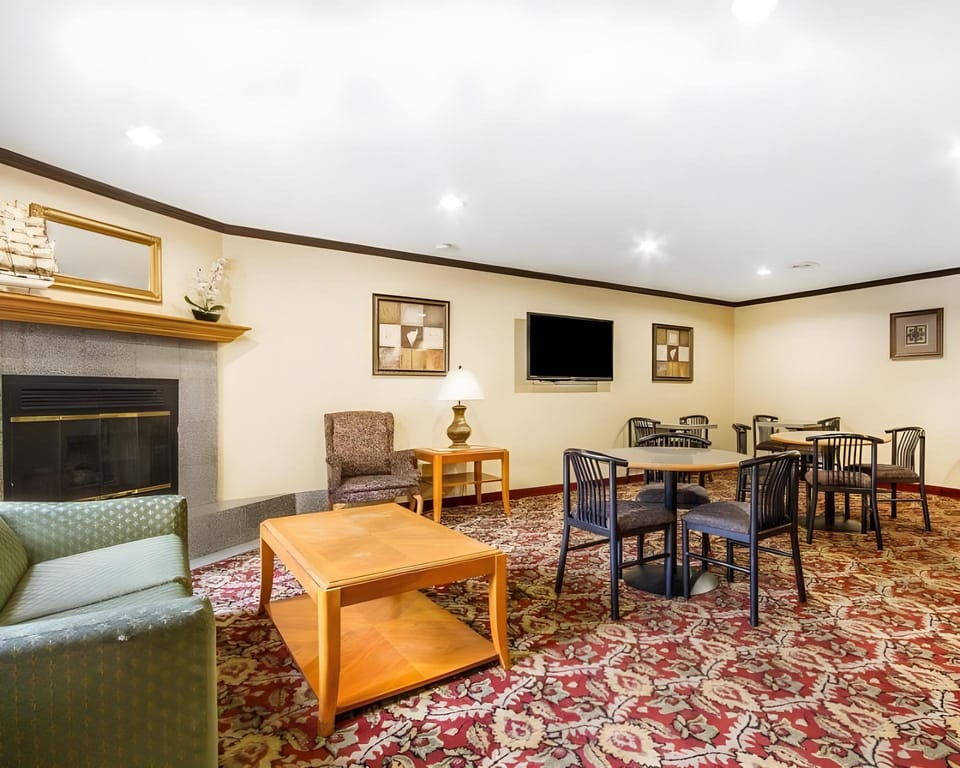 Rodeway Inn & Suites East Hotel in Viavant-Venetian Isles