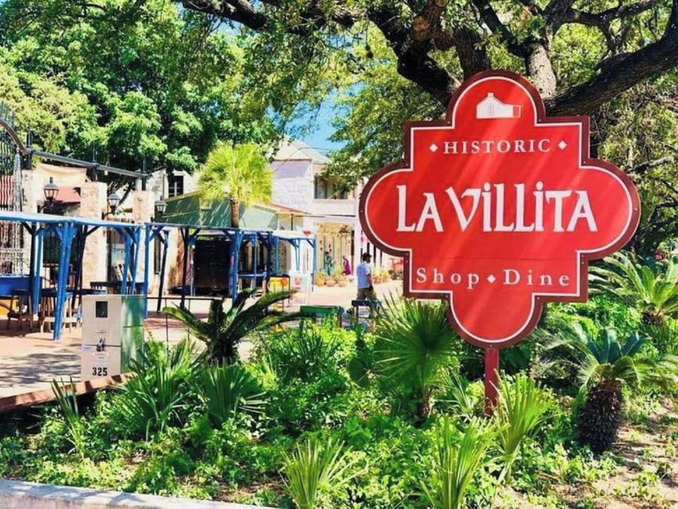 Adorable 4Br 2BA Close to Riverwalk and Downtown Hotel in San Antonio