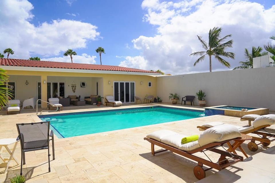 Arubas Bakval Suites Hotel in Noord