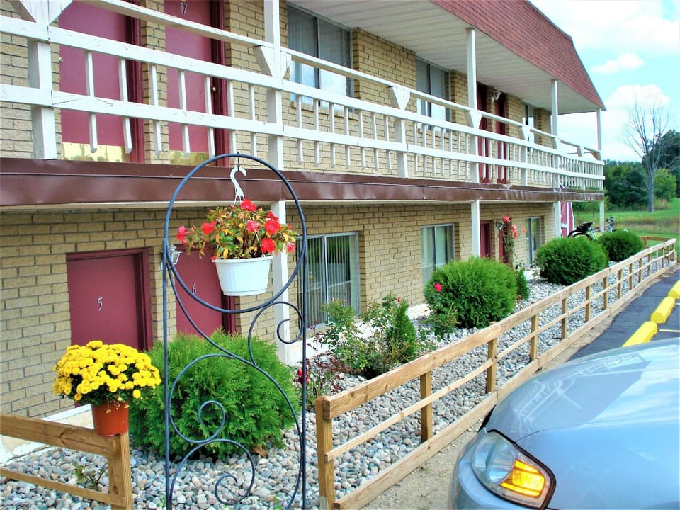 Country Meadow Inn Hotel in Michigan