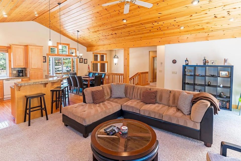 Cedar Chateau Hotel in Truckee