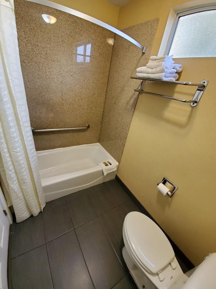 Delmonico Inn & Suites Hotel in Sylmar