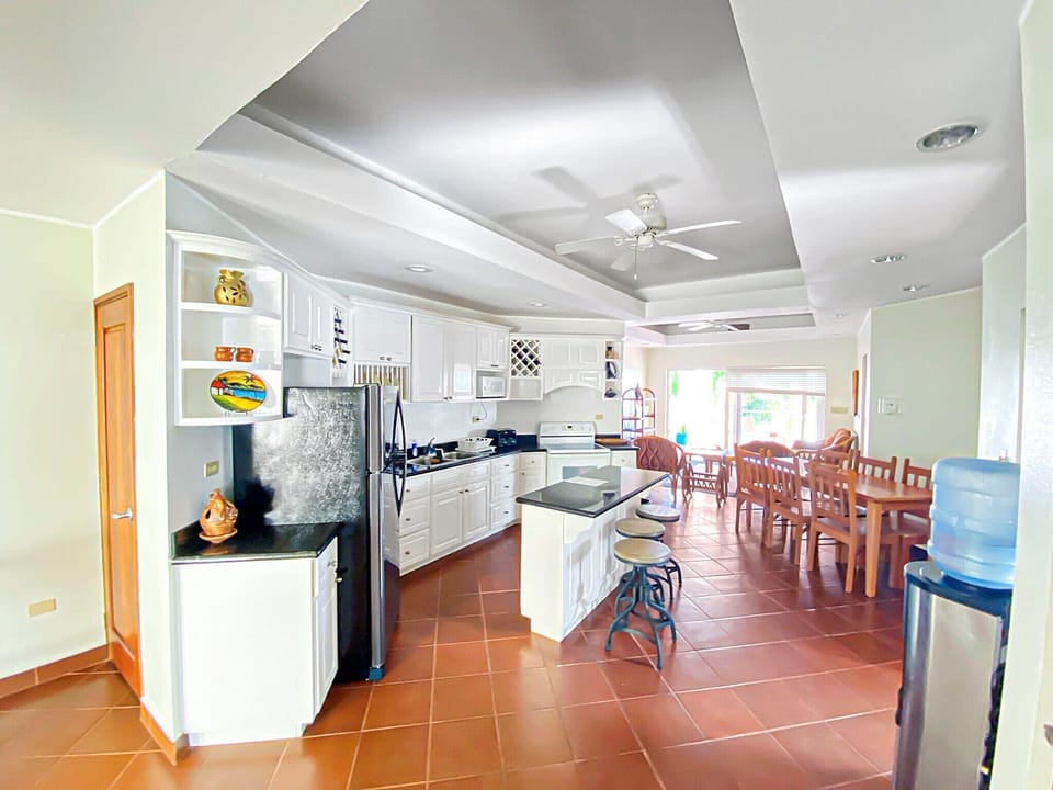 Sea Vue Luxury Vacation Condominiums Hotel in West Bay