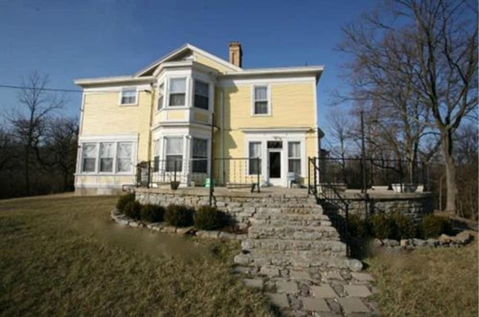 Six Acres Bed & Breakfast Hotel in Cincinnati