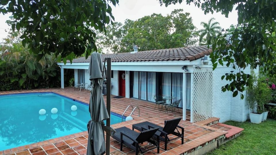 La Finca Miami by SoFla Vacations Hotel in Glenvar Heights