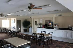 HillView Inn at Six Flags Fiesta Hotel in San Antonio