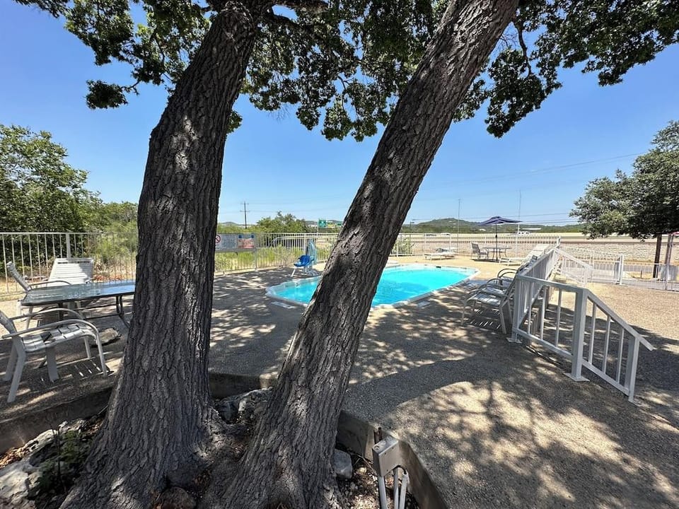 HillView Inn at Six Flags Fiesta Hotel in San Antonio