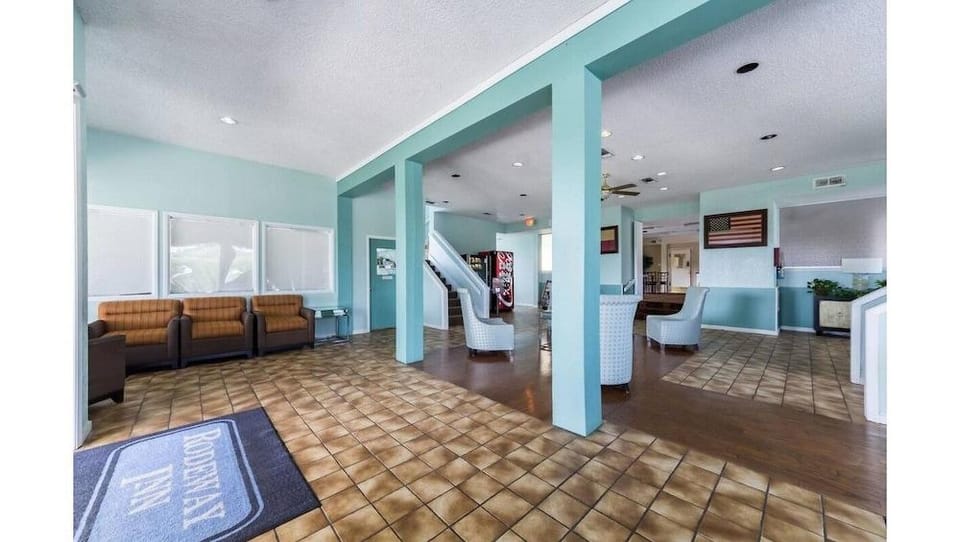 HillView Inn at Six Flags Fiesta Hotel in San Antonio