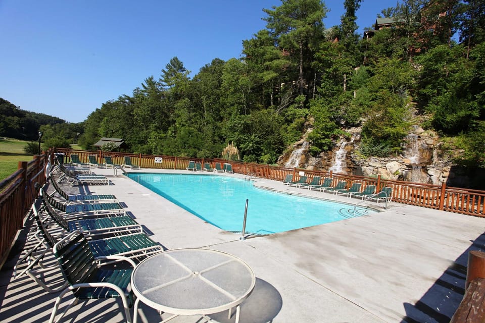 Sugar Shack - One Bedroom Cabin Hotel in Pigeon Forge