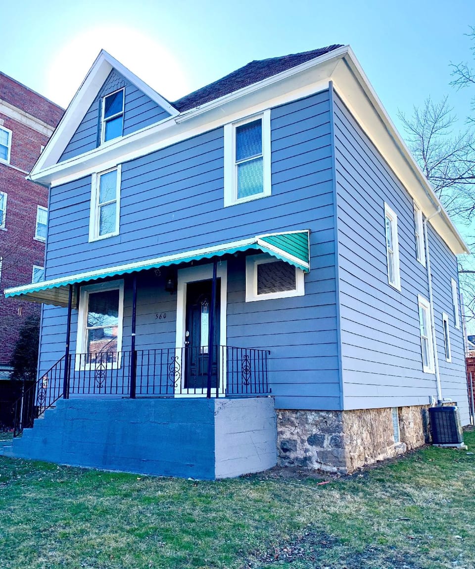 The Eastside Manor - Private Yard & Parking, Near Falls & Casino by Niagara Hospitality Hotel in Niagara Falls