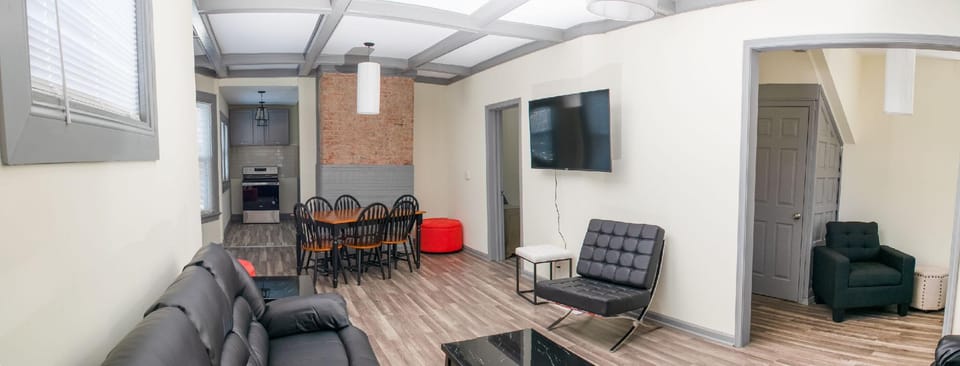 The Eastside Manor - Private Yard & Parking, Near Falls & Casino by Niagara Hospitality Hotel in Niagara Falls