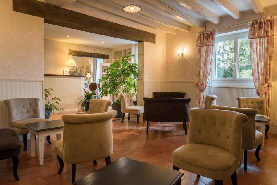 Logis Hotel Auberge du Port des Roches Hotel in Centre-Val de Loire