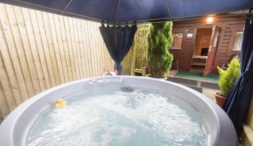Cypress Log Cabins Accommodation Hotel in New Forest District