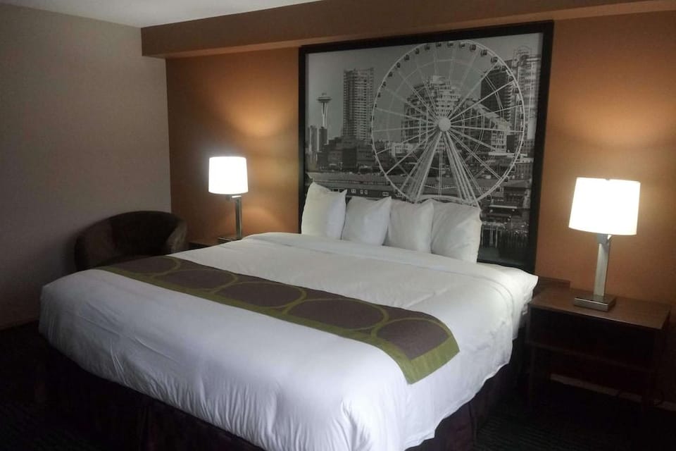 Super 8 Lynnwood Hotel in Lynnwood