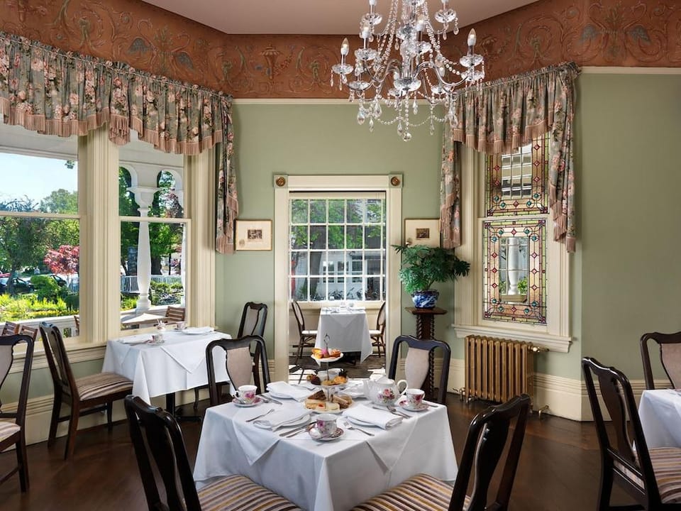 Pendray Inn & Tea House Hotel in Victoria