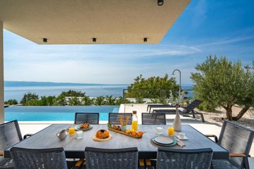 Stylish Villa Olea with heated pool and panoramic sea views Hotel in Podstrana