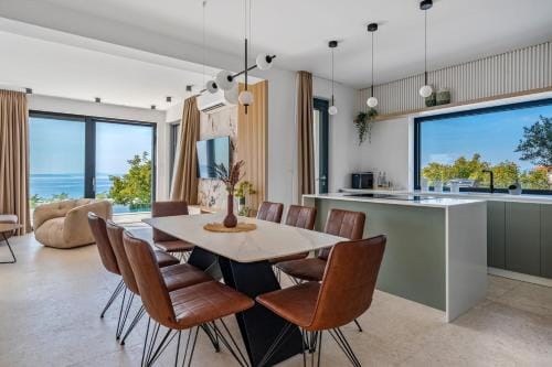 Stylish Villa Olea with heated pool and panoramic sea views Hotel in Podstrana