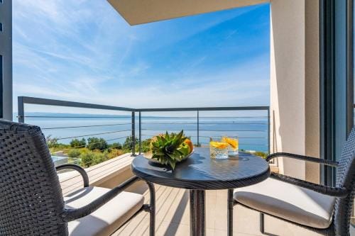 Stylish Villa Olea with heated pool and panoramic sea views Hotel in Podstrana