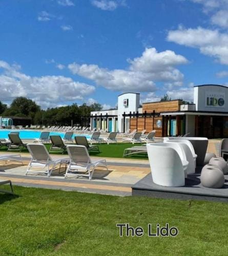 A HOME AWAY HOT TUB RETREAT AT Tattershall lakes country park Resort in Tattershall