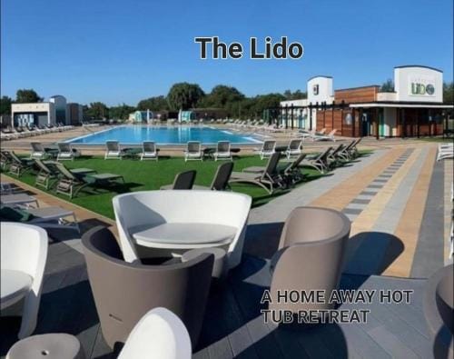 A HOME AWAY HOT TUB RETREAT AT Tattershall lakes country park Resort in Tattershall
