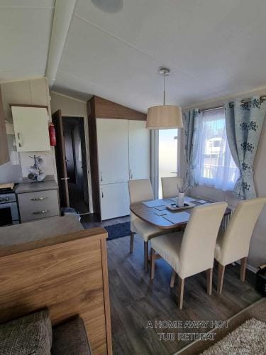 A HOME AWAY HOT TUB RETREAT AT Tattershall lakes country park Resort in Tattershall