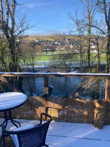 Honey Bee Cabin Lodge in Wales