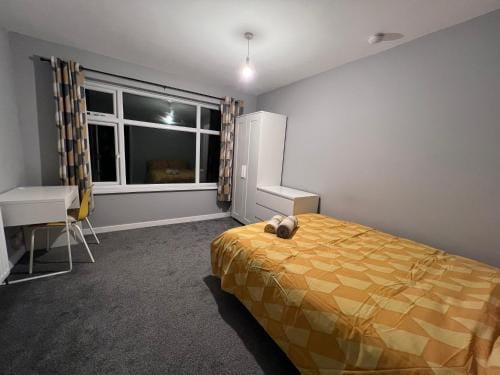 Modern Double Room With Free Parking & Fast WiFi 5 Mins To Warwick Uni Hotel in Coventry