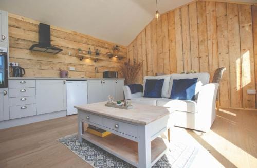 Edgmond Lodges - 1 & 2 Bed Luxury Log Cabins with Private Hot Tubs Derbyshire Lodge in South Derbyshire District