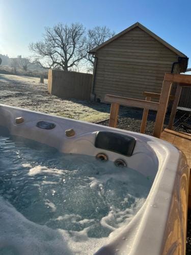 Edgmond Lodges - 1 & 2 Bed Luxury Log Cabins with Private Hot Tubs Derbyshire Lodge in South Derbyshire District