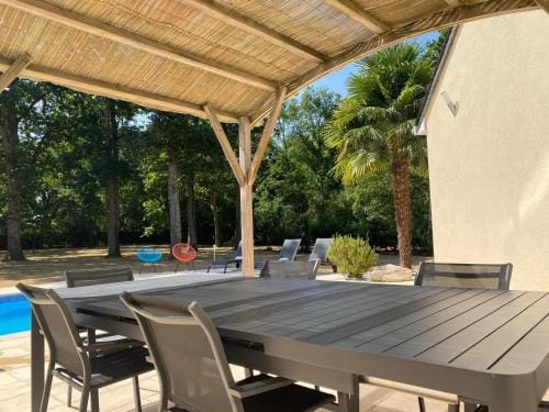 Villa Luxe Arnage aux portes du Circuit Piscine Chauffee Hotel in Centre-Val de Loire