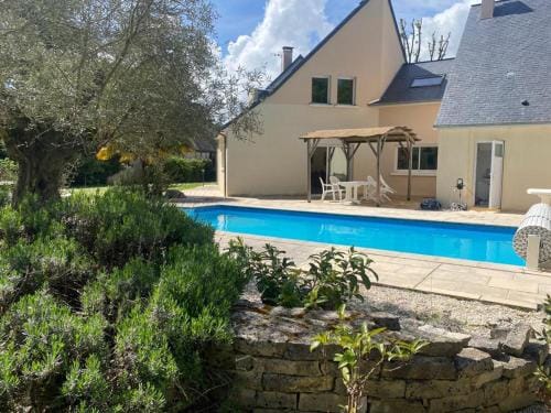 Villa Luxe Arnage aux portes du Circuit Piscine Chauffee Hotel in Centre-Val de Loire