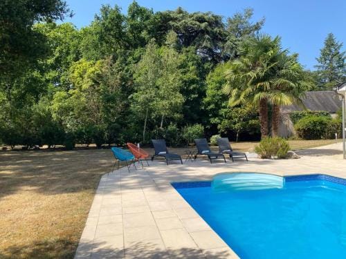 Villa Luxe Arnage aux portes du Circuit Piscine Chauffee Hotel in Centre-Val de Loire