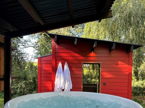Cabanes avec jacuzzi les pieds dans la vignes Hotel in Flanders