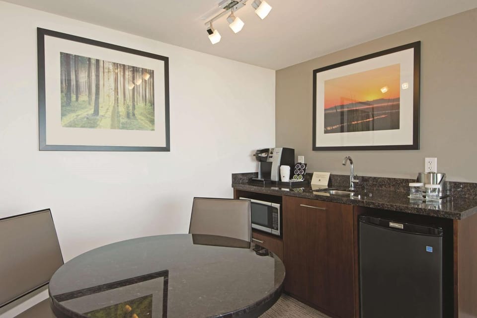 DoubleTree by Hilton Hotel & Suites Victoria Hotel in Victoria