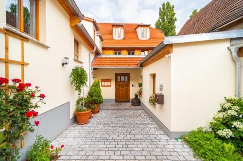 Hotel Maroggo Schenke Frankisches Wirtshaus am Main Hotel in Veitshöchheim