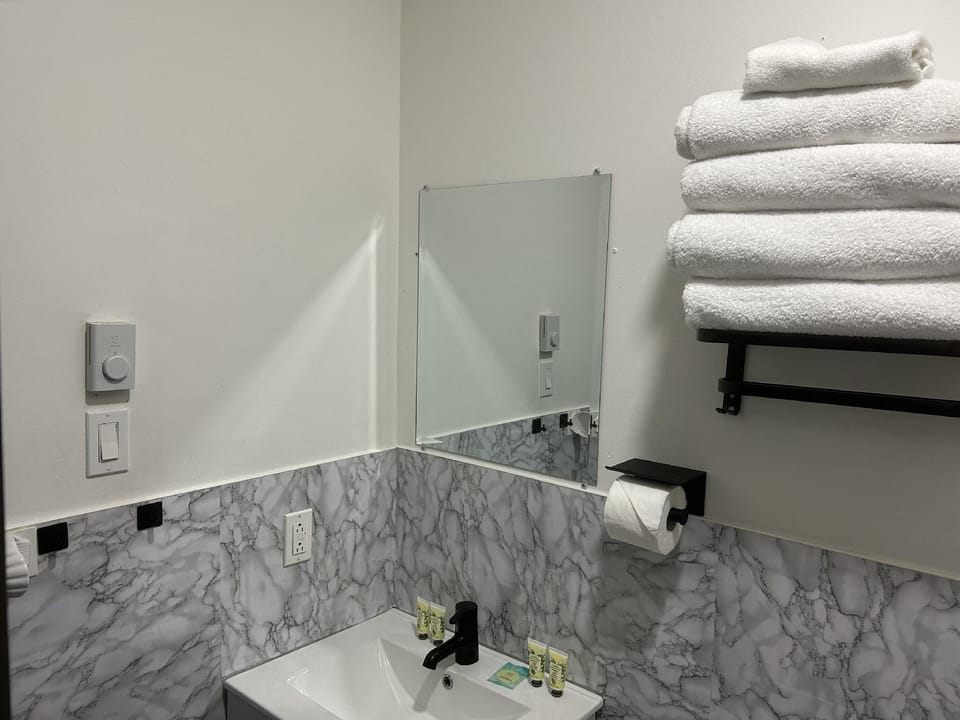 APD HOTEL Hotel in Laval