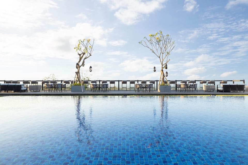 Swimming pool [outdoor]