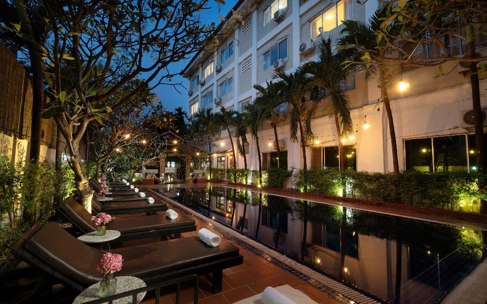 Swimming pool [outdoor]