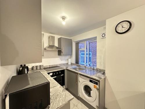 Lilypad Suite near BHX, NEC, HS2, and Resort World Hotel in Marston Green