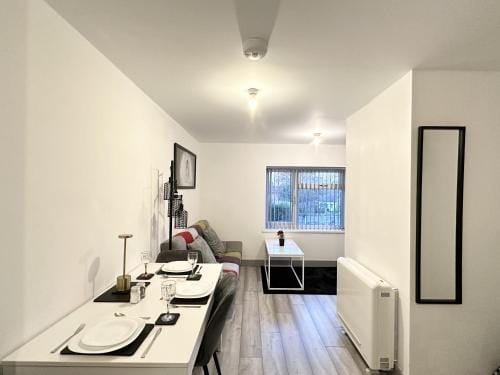 Lilypad Suite near BHX, NEC, HS2, and Resort World Hotel in Marston Green