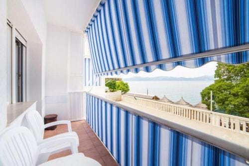 Apartments and rooms by the sea Gradac, Makarska - 21986 Hotel in Dubrovnik-Neretva County