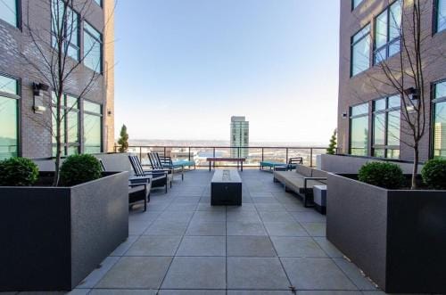 Self Check-in-washer-dryer-4ksmart Tv-king Bed-gym Hotel in Tacoma