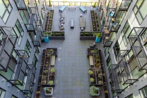 Paid Garage Parking- King Bed-balcony Wd 55" Tv Hotel in Tacoma